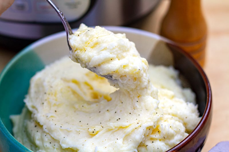 Easy Sour Cream Mashed Potatoes (Step-By-Step Recipe)