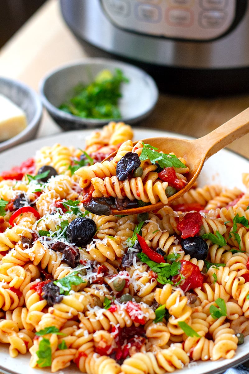 SUMMER PASTA PUTTANESCA (NO-COOK SAUCE)
