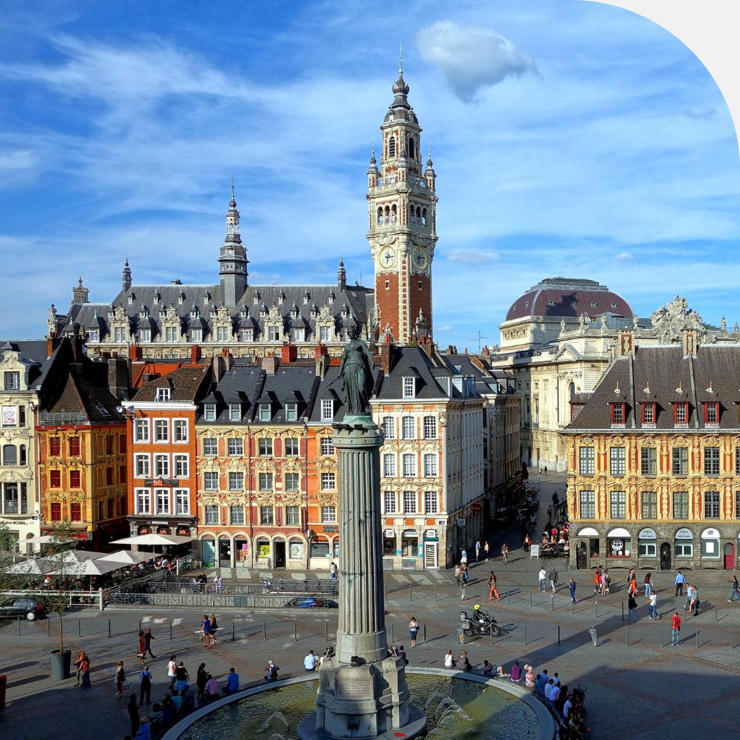 Image des toitures ensoleillées de la ville d'Aix-en-Provence, au charme provençal typique
