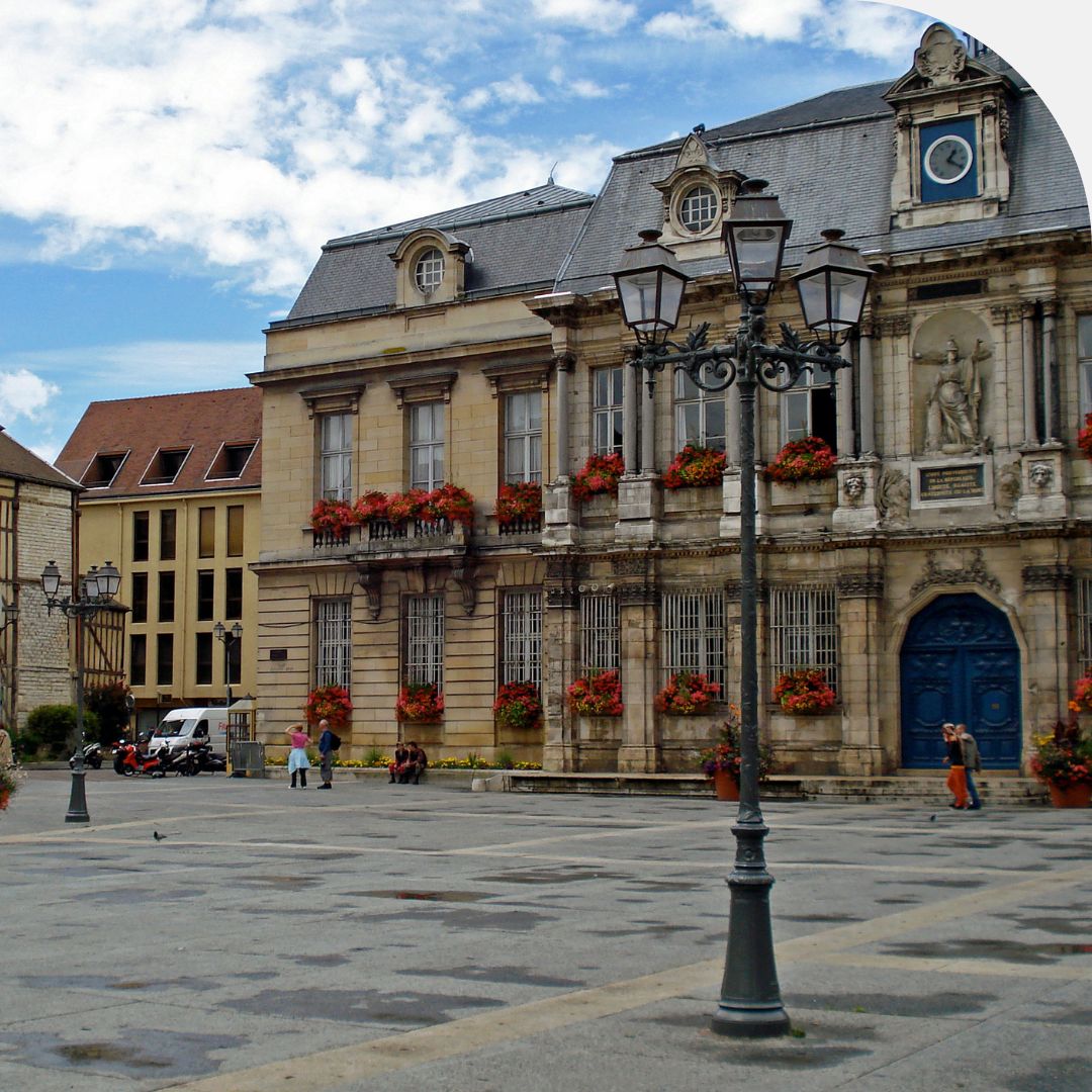 Image ensoleillée de Marseille, la cité phocéenne et son célèbre Vieux-Port