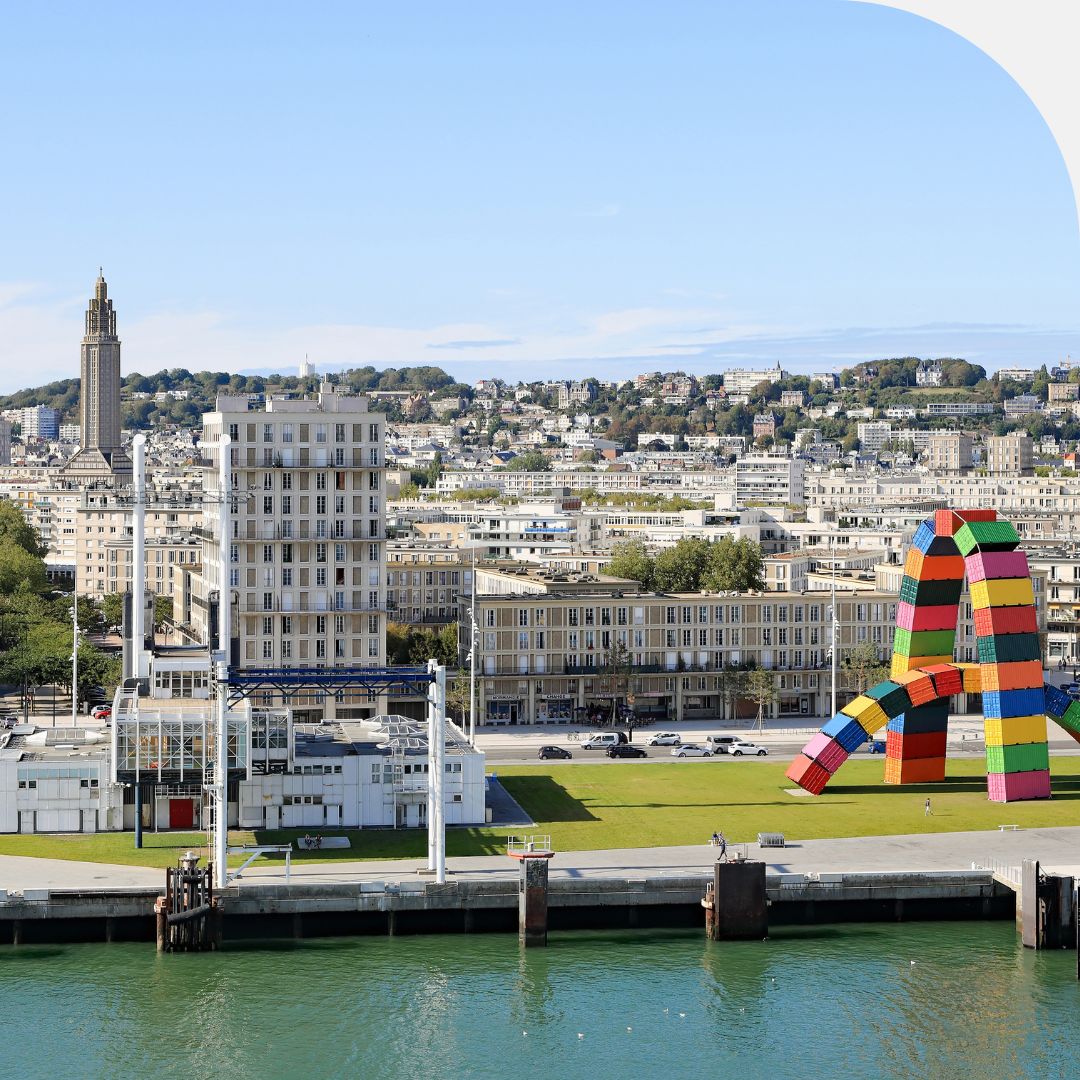 Image des toitures ensoleillées de la ville d'Aix-en-Provence, au charme provençal typique