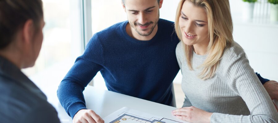 couple qui regardent un plan d'aménagement