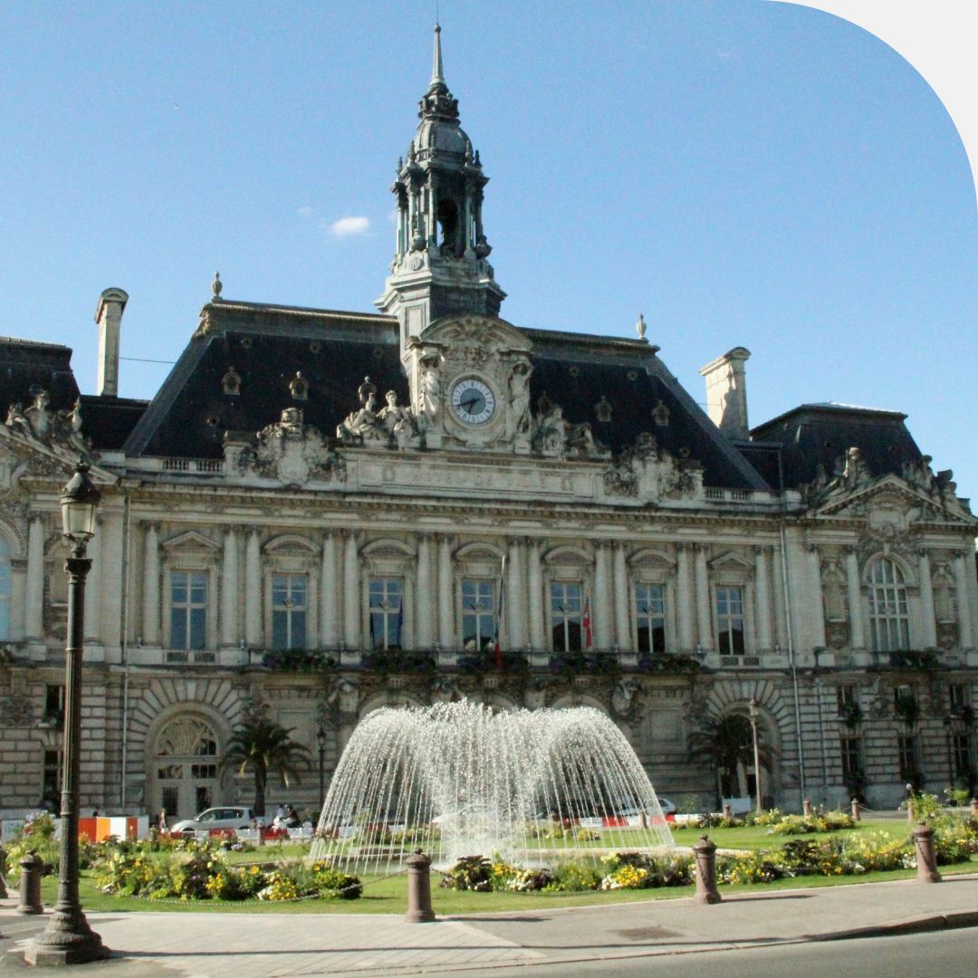 Image ensoleillée de Marseille, la cité phocéenne et son célèbre Vieux-Port